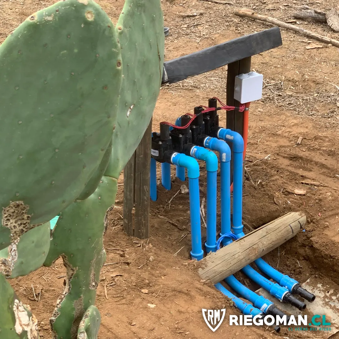 Colector de válvulas solenoides de riego con tuberías de PVC instalado en zanja