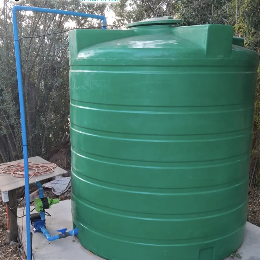 Estanque de acumulación de agua con tubería de alimentación