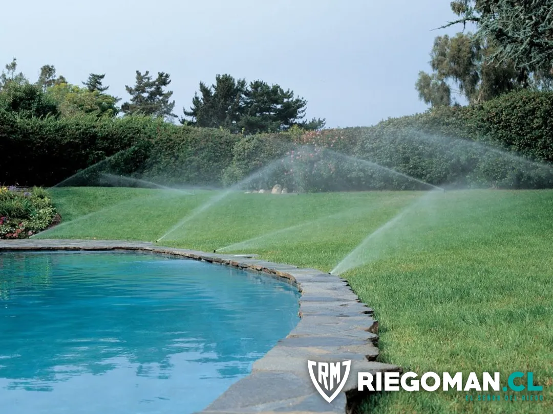 Proyecto de riego automático en Las Condes: jardín residencial con piscina
