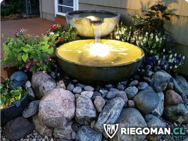 Fuente de agua de dos niveles con piedras naturales en jardín exterior grande