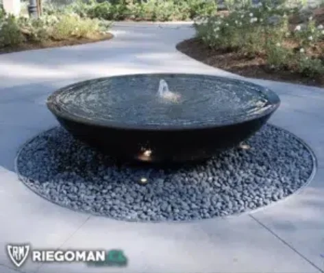 Fuente de hormigón y piedra natural — fuente de agua para jardín instalada por RiegoMan en Chicureo