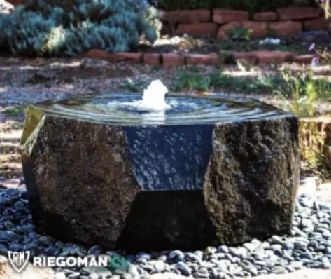 Fuente con piedras de río, jardín de 280 m² — fuente de agua para jardín instalada por RiegoMan en Las Condes