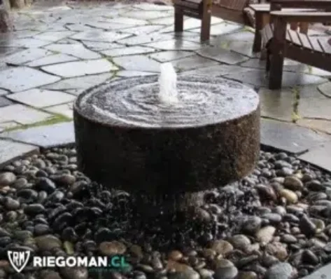 Fuente exterior para terraza principal — fuente de agua para jardín instalada por RiegoMan en Vitacura